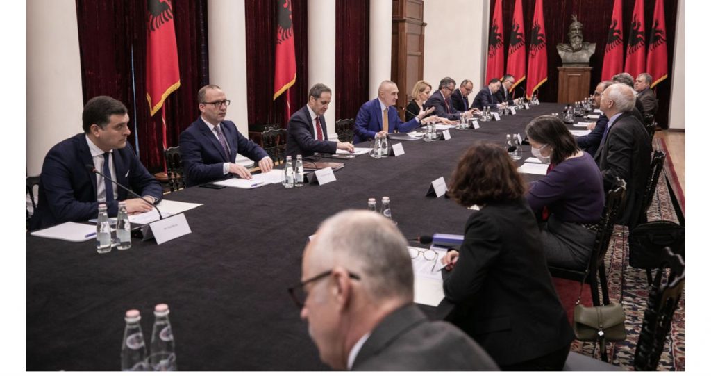 Zbardhet biseda gjatë takimit të Presidentit dhe ambasadorët e BE: Shembja Teatrit, dëm i pa merituar në…