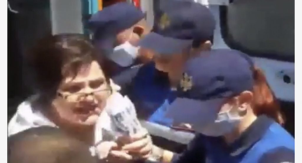 VIDEO/ ‘Më keni marrë kundër vullnetit tim’, gruan e hipin ‘me dhunë’ në ambulancë, arrestohen më shumë se 20 protestues