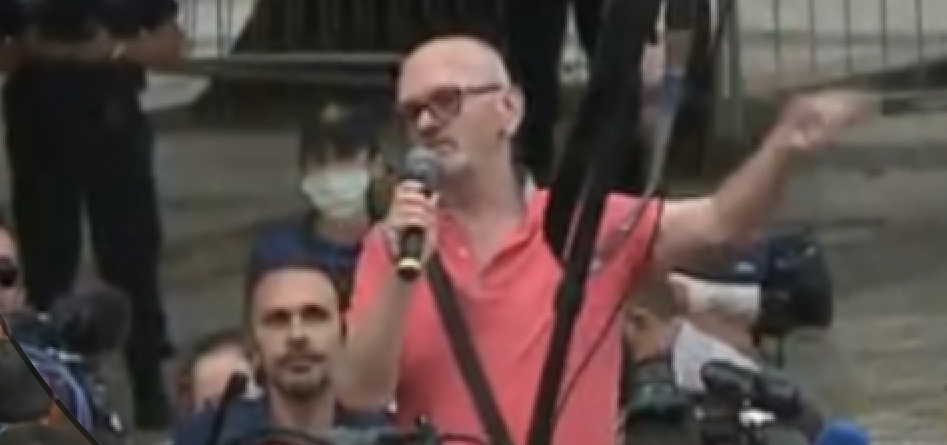 Nis protesta e dytë për shembjen e Teatrit, artistët vendosin shiritin ‘skenë krimi’ pranë…