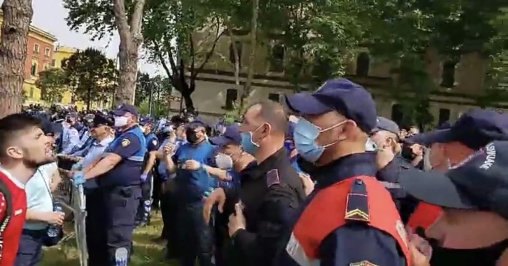 PROTESTA LIVE/ Tensionohet situata në Bulevard, protestuesit thirrje Policisë: Hiqni kapelet