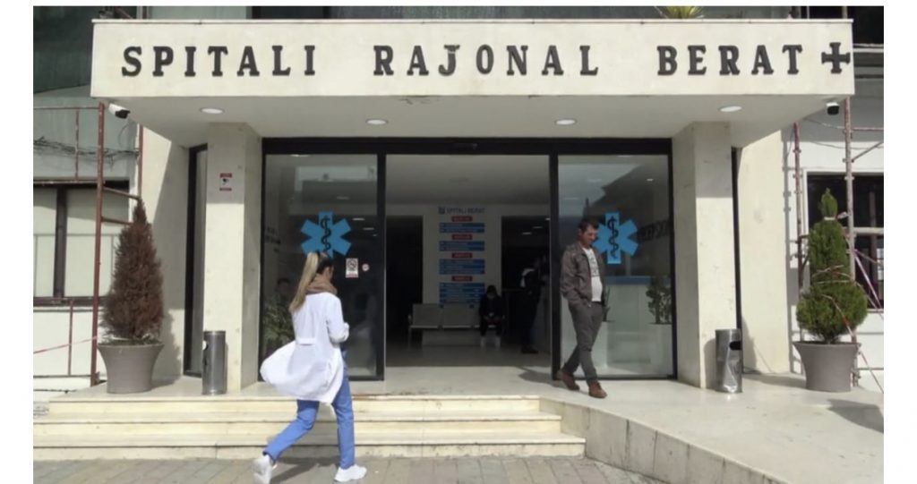 E zuri korenti te telat e bashkisë, humb jetën në spitalin e Beratit fëmija 4 vjeçar