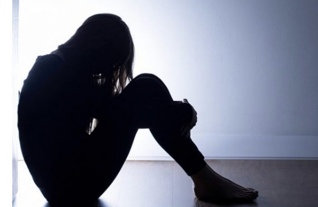U gjet e varur në shtëpi,një vit më parë 20-vjeçarja denoncoi djalin e xhaxhait për përdhunim