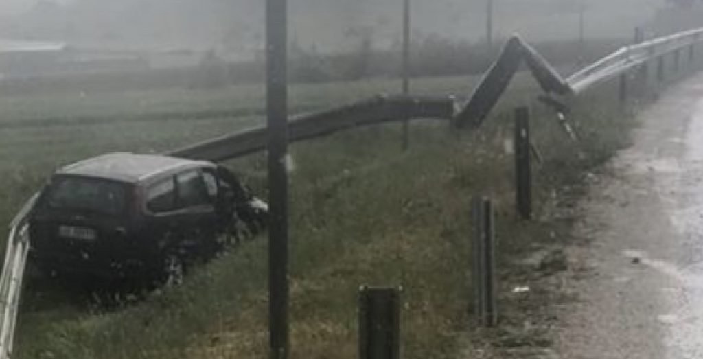 FOTO-LAJM/ Aksidenti, makina del nga rruga