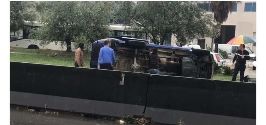 Përmbyset në anë të rrugës furgoni i Policisë Bashkiake të Durrësit