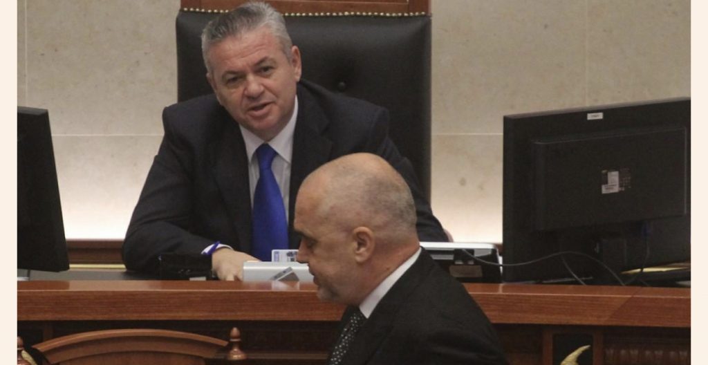 Murrizi s’përmbahet në Kuvend ndaj politikanëve: Kur të ngrihen shqiptarët do iu duket ‘97 mjaltë,