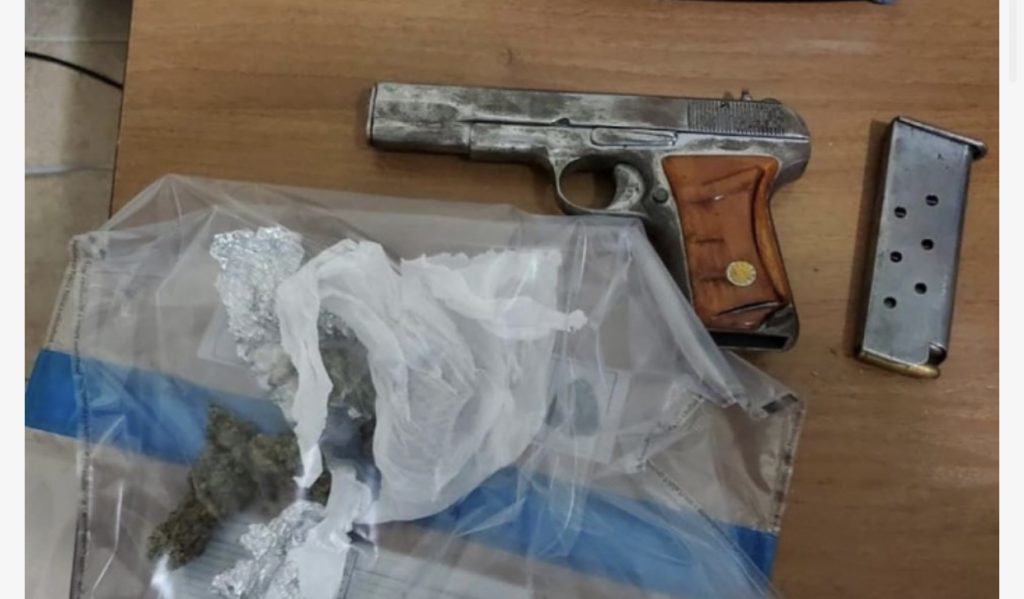 Arrestohet 28 vjeçari në Durrës, lëvizte me pistoletë ‘TT’ dhe drogë me vete