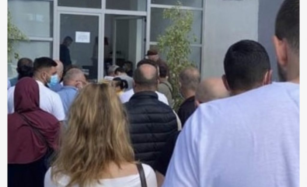 Silva Bino publikon foton e alarmuar: Njerëzit në grumbull, shifini rregullat e distancimit