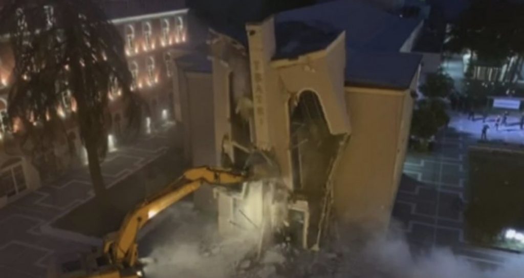 VOA: Prishet Teatri, policia ndërhyri forcërisht!