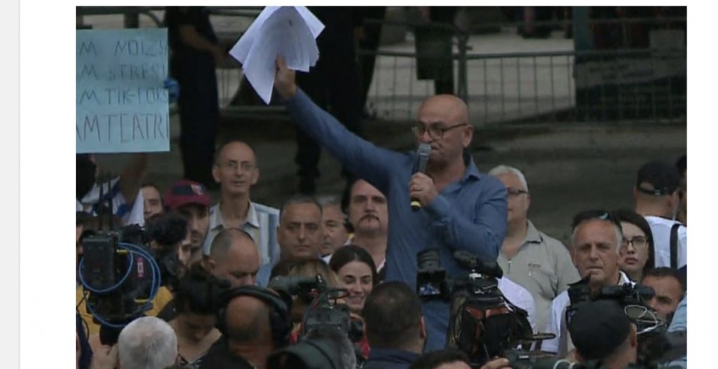 Përfundon protesta për Teatrin, regjisori Budina tregon si do veprohet në vijim: Nesër tek SPAK, t’i nxisim për hetimet