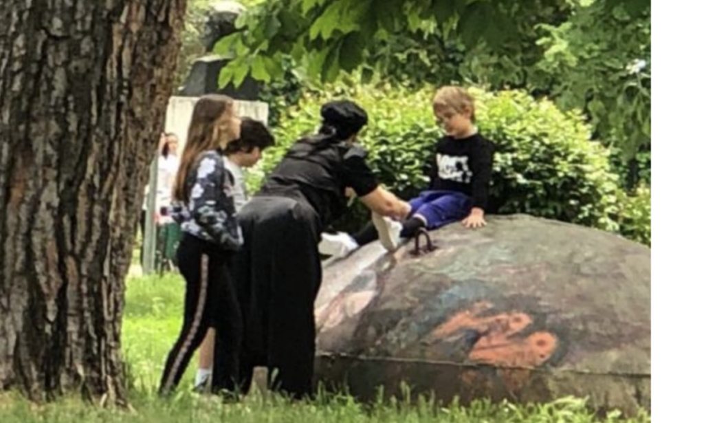FOTOT/ Linda Rama dhe djali fotografohen në park.
