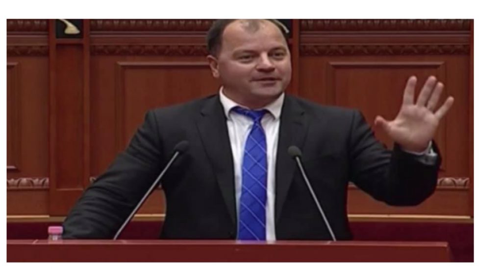 Deputeti Lefter Maliqi bën thirrje për protestë nga Kuvendi: Duhet të ngrihemi, ndryshe Shqipërinë e merr lumi…