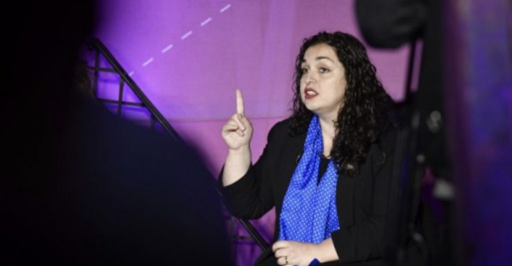 Vjosa Osmani  del kundër partisë së saj: Dekreti i Thaçit për Hotin të shpallet antikushtetues
