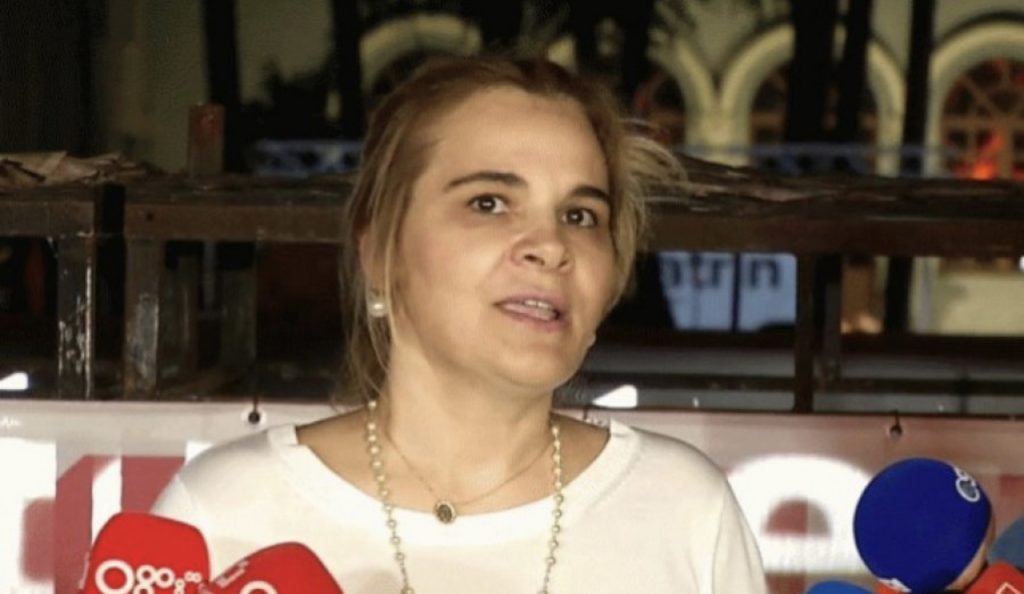 Kryemadhi te Teatri Kombëtar: E shembin vetëm kur fadromat të kalojnë mbi trupat tanë