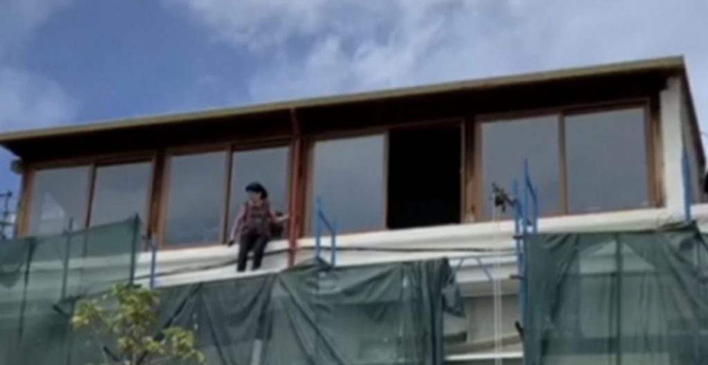 FIER, gruaja tenton te hidhet nga lartesia sepse do t’i prishin shtesen ne shtepi