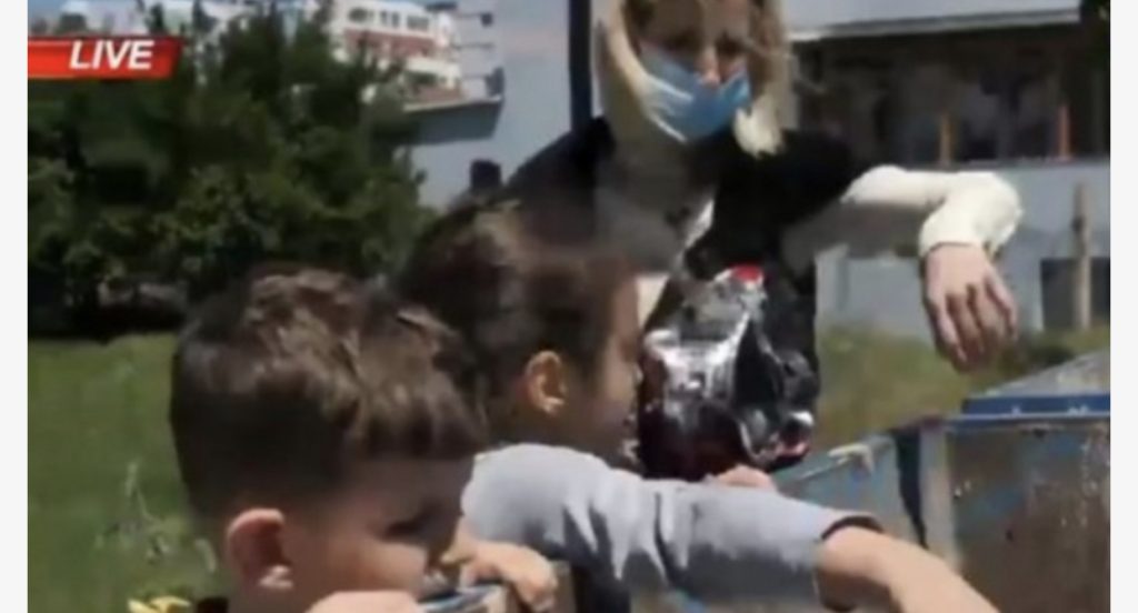 Nëna me katër fëmijë mbledh bidona e kanaçe për të jetuar, 7 vjeçarja: Njerëzit na tallin rrugëve!