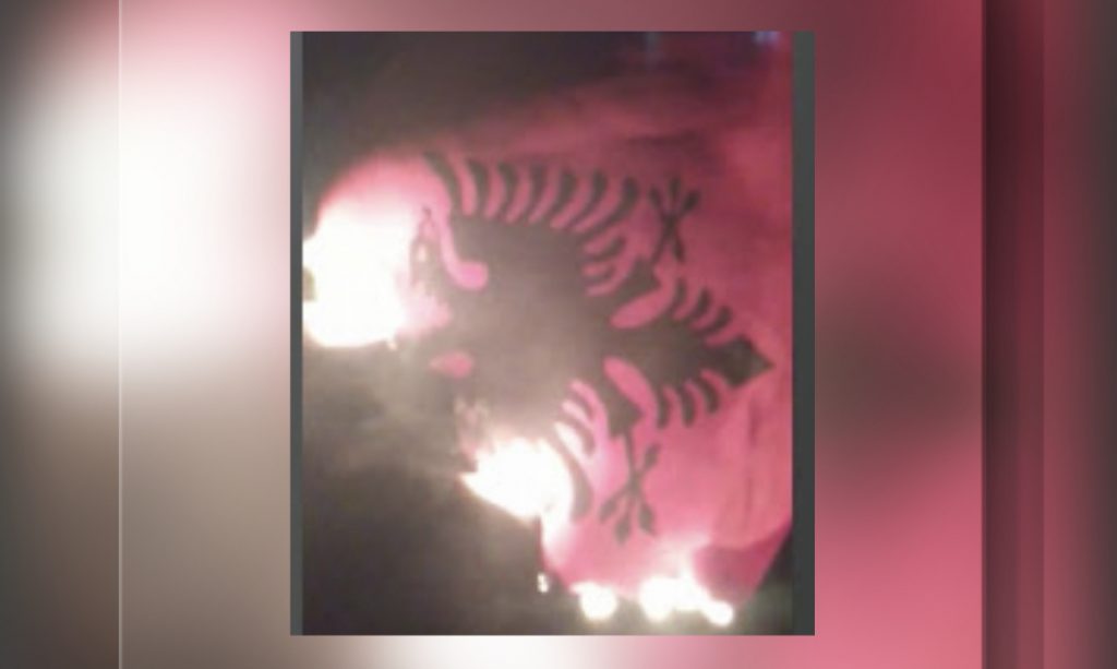 Skandaloze/Minoritari grek i vë flakën flamurit shqiptar në mes të Sarandës