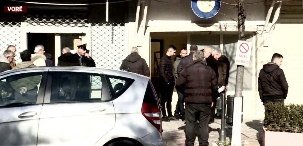 Banorët e Vorës në protestë para bashkisë
