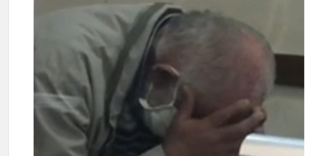 Roja që abuzoi me të miturën, në gjyq me  kokën ulur dhe fytyrën mbuluar me duar