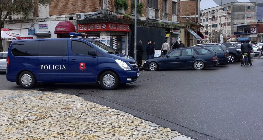Sherr me sende të forta mes katër personave në Saukun e Vjetër