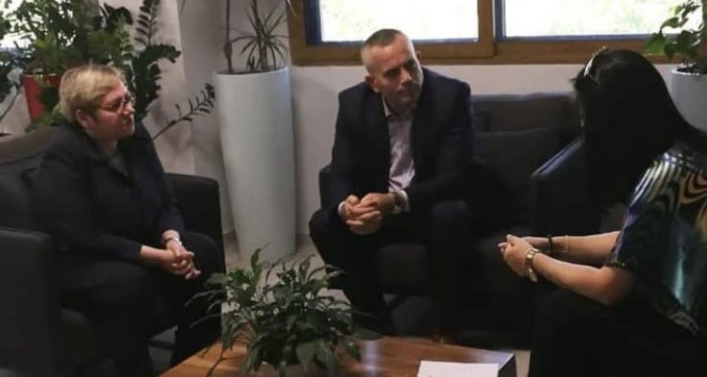 Veliu ulet në tavolinë me Zaida Çobon pasi i nxorri videon me armë:I kërkoj ndjesë publikisht