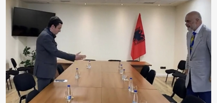 VIDEO, Rama në zyrën e Kurtit, nuk ka shtrëngim duarsh