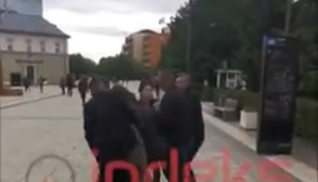 VIDEO: Truprojat e Thaçit rrahin barbarisht qytetarin që thirri ‘hajna’
