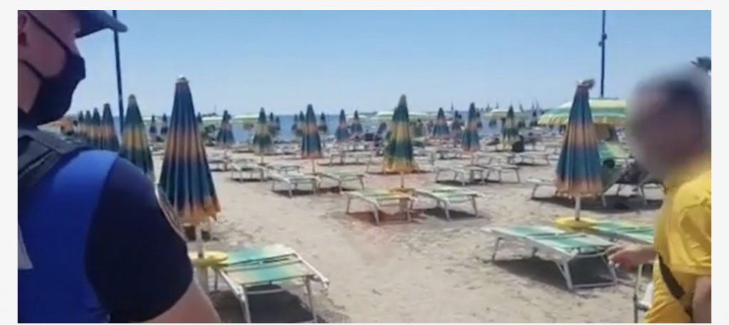 Zaptuan pronën publike në plazhin e Durrësit, arrestohen 2 administratorët