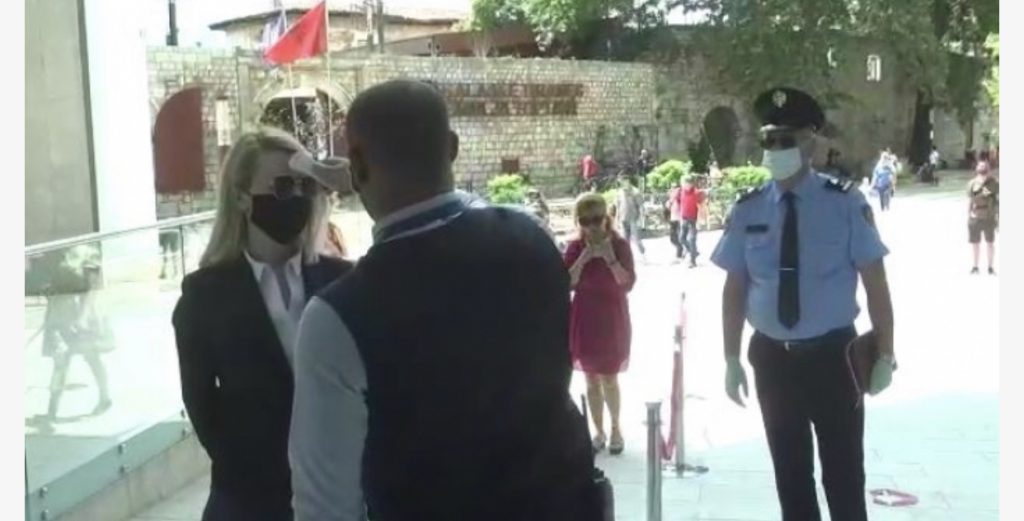 Paradoksi/ Zv.ministrja e Brendshme inspektim për zbatimin e masave ndaj Covid, kontrollon qendrën tregtare ku maskat janë të detyrueshme
