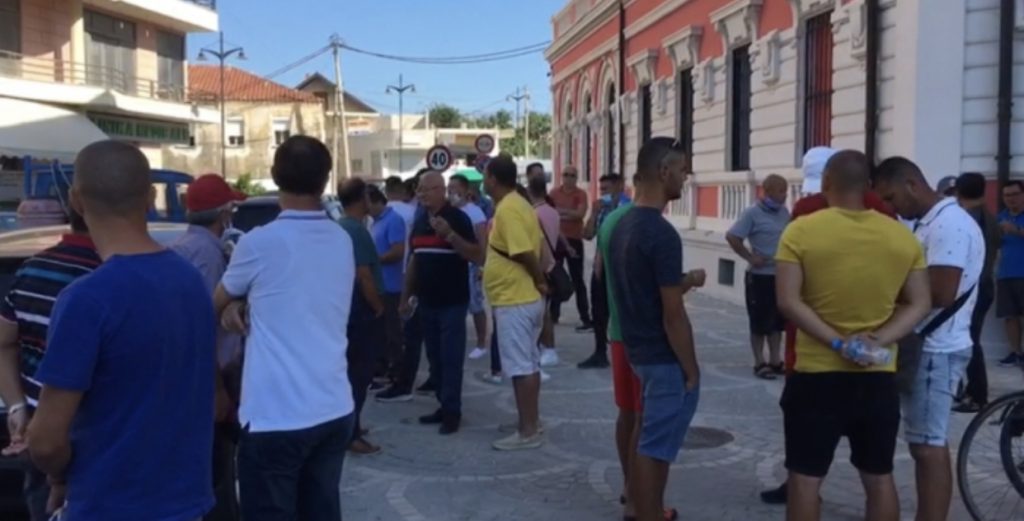 IKMT njoftoi shëmbjen e 50 bizneseve në Zvërnec, pronarët në protestë: Na lejoni të punojmë deri në shtator