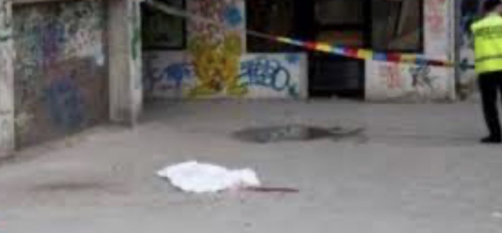 E rëndë në Fier, gruaja hidhet nga kati i 8-të të një pallati