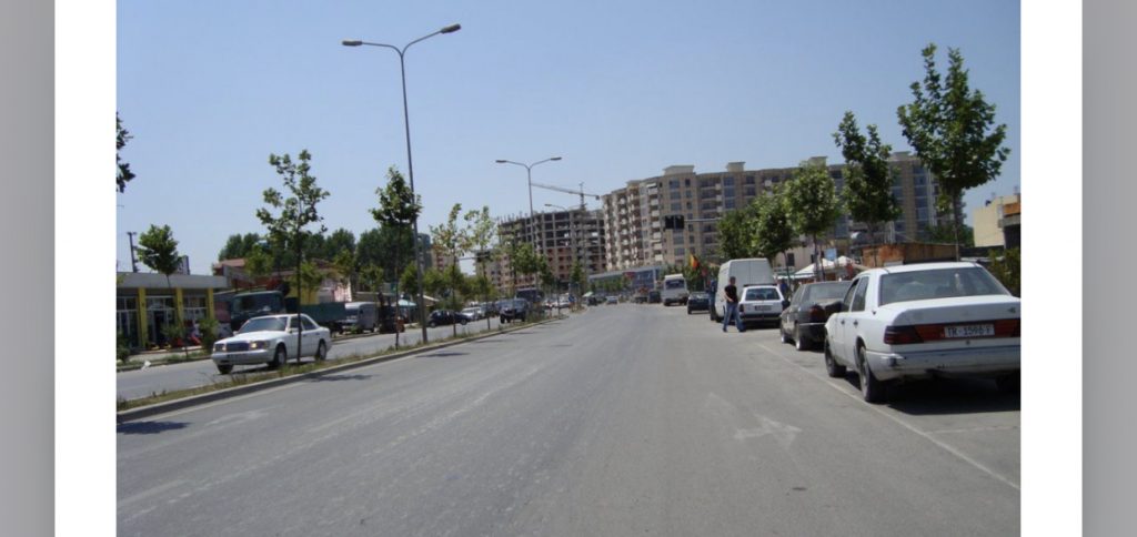 Drejtuesi i makinës përplas vajzën 20 vjeçe dhe ia mbath nga vendngjarja
