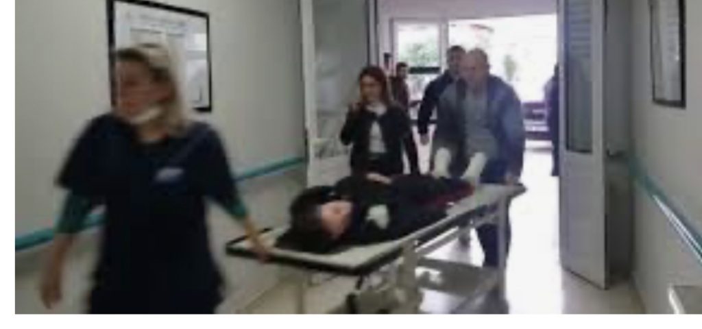 Makina përplaset me një motor ne Fier