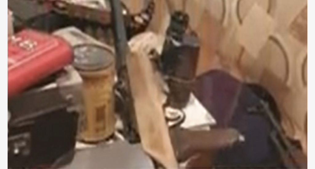 Arrestohet 63 vjeçari në Gjrokastër. Policia sekuestron një arsenal armësh të modifikuara