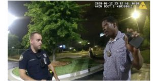 Momenti kur policia amerikane vret një tjetër afro-amerikan që kundërshtoi efektivët (VIDEO)