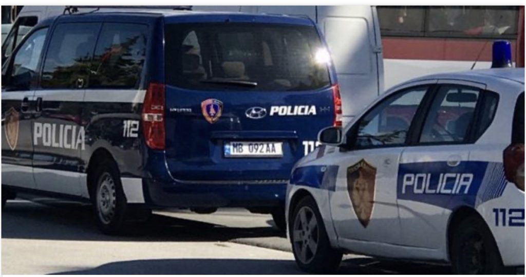 Bien në prangat e policisë tre zyrtarë në Tiranë, operacioni që zbuloi veprimtarinë kriminale