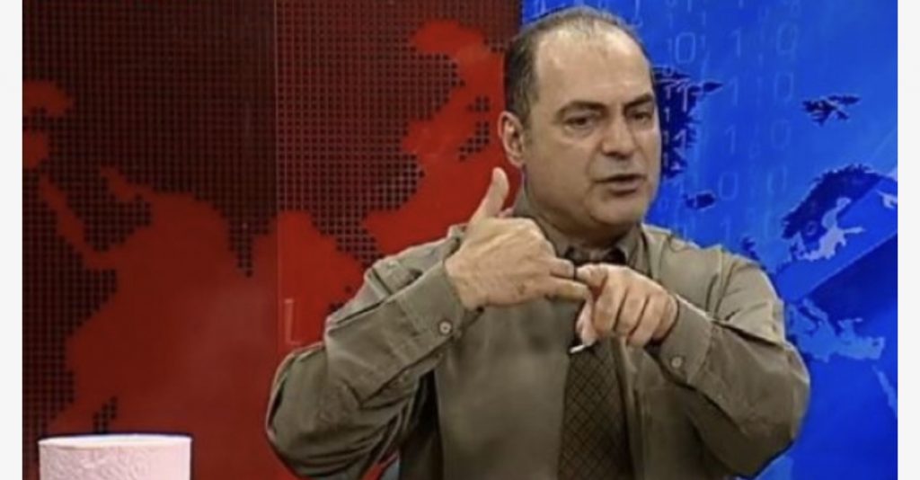 ‘Shqiptarët janë skutha’, avokati i njohur shkon me letra higjenike në emision: Pa Sorosin, Rama do vdiste nga mbidoza
