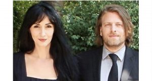 Zhaku ndahet nga bashkëshorti gjerman dhe kthehet në Shqipëri për krijimin e partisë së saj politike