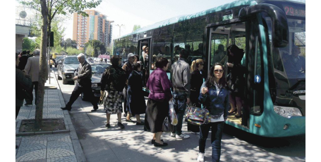 Shoqata e transportit në protestë: Po s’u plotësuan kushtet, do të rrisim çmimin e biletës