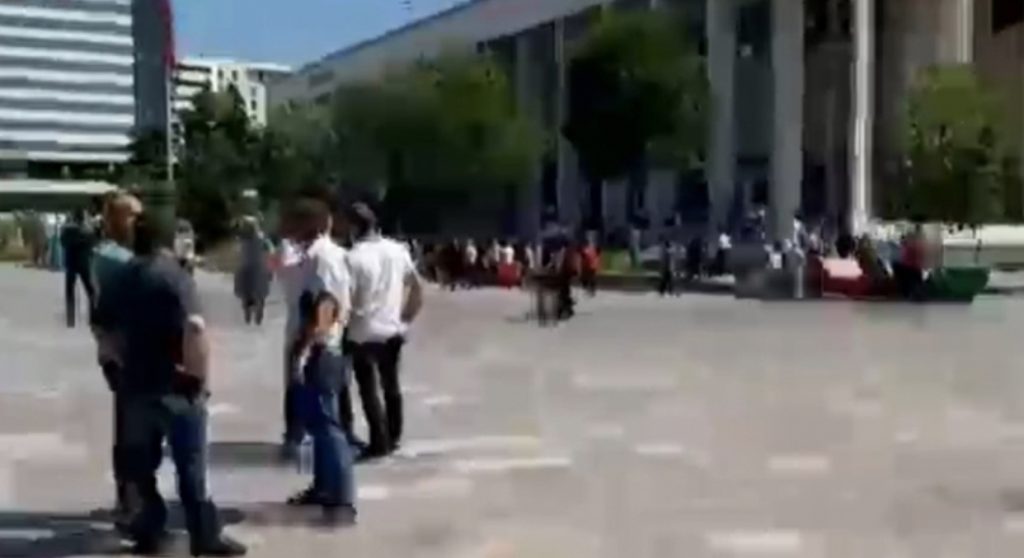Policia shpërndan protestën e Punonjësve të Transportit Publik para ministrisë së Infrastrukturës dhe Energjisë