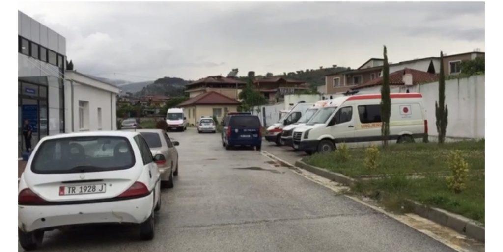 Sherri me thika e sëpata midis dy familjeve në Berat, një në gjendje të rëndë