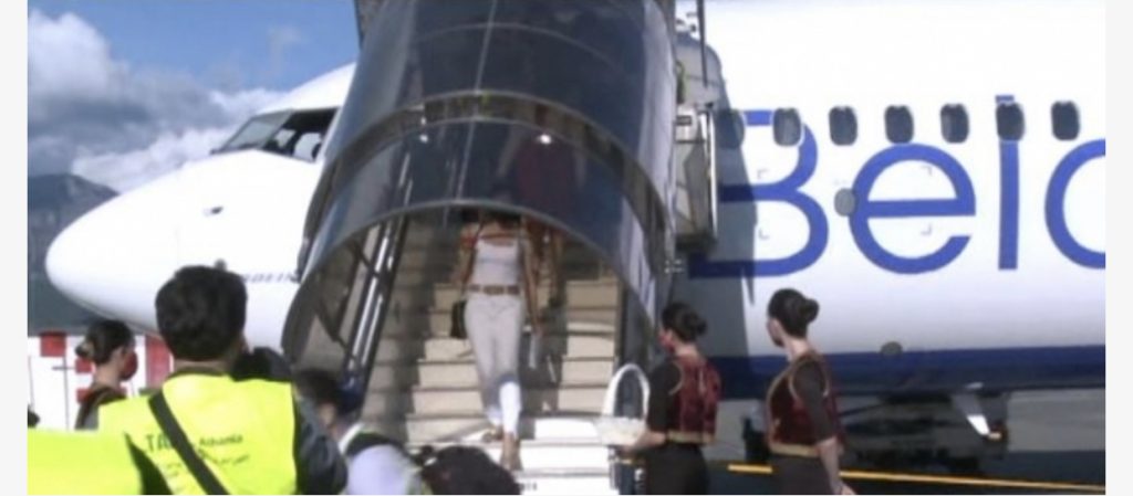 Shqipëria pret turistët e parë: 192 bjellrusë mbërrijnë në Rinas