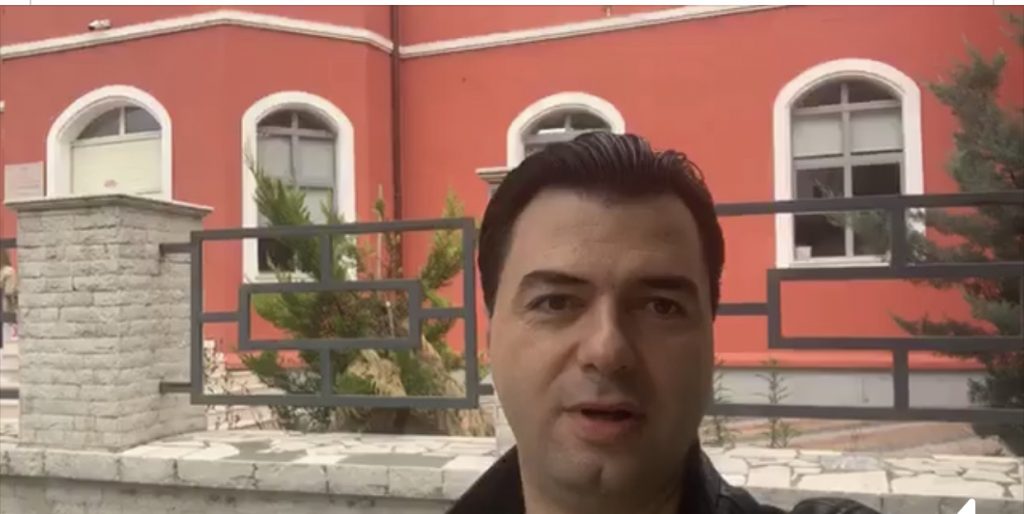 Bashs uron maturantët nga  Elbasani