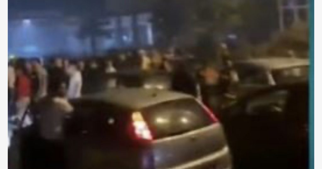 Mbeturinat e Durrësit digjen në Manzë, qytetarët protestojnë dhe bllokojnë rrugën, tymi ‘pushton’ zonën