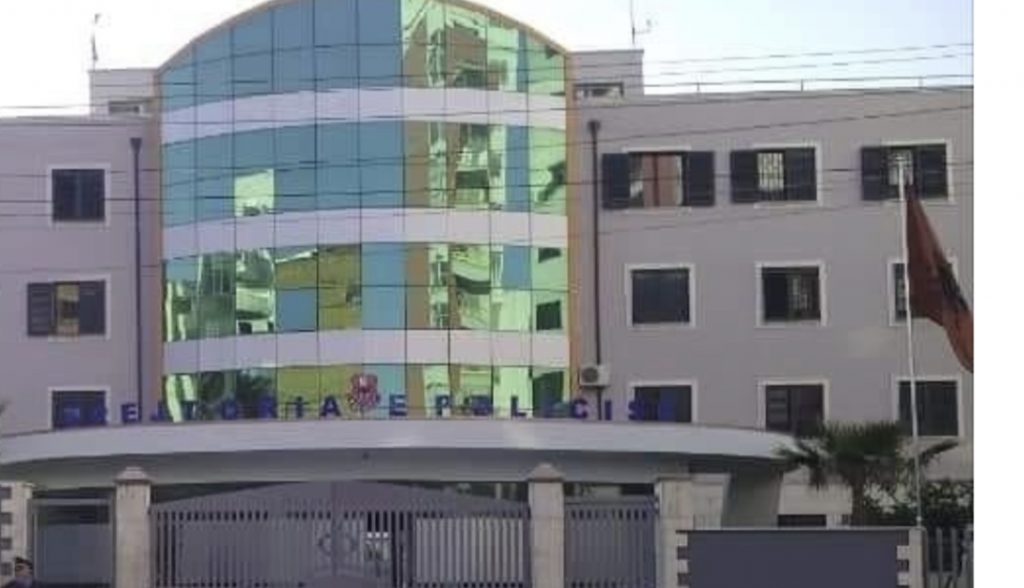 Policia i vë prangat 63-vjeçarit se përndiqte një femër