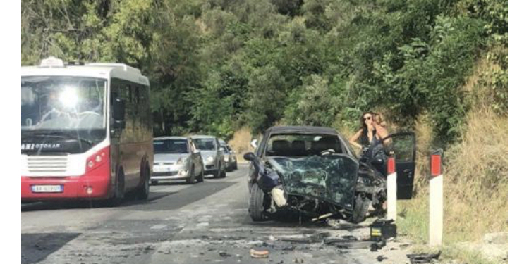 Levan, autobuzi përplaset me një makine