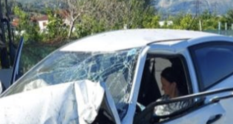 Aksident në Elbasan-Peqin, shoferja merr para bordurat dhe bën copa makinën