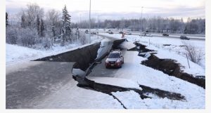 Rrugë dhe makina të shkatërruara, ja çfarë shkaktoi tërmeti 7.8 ballë në Alaska (VIDEO)
