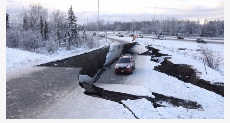 Rrugë dhe makina të shkatërruara, ja çfarë shkaktoi tërmeti 7.8 ballë në Alaska (VIDEO)