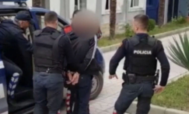 Thyen masën e sigurisë ‘arrest shtëpie’ dhe dhunon babë e bir, arrestohet