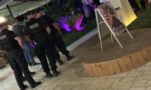 Turistët në  Durrës janë  të  dënuar  të  degjojnë  muzikën e Sadriut